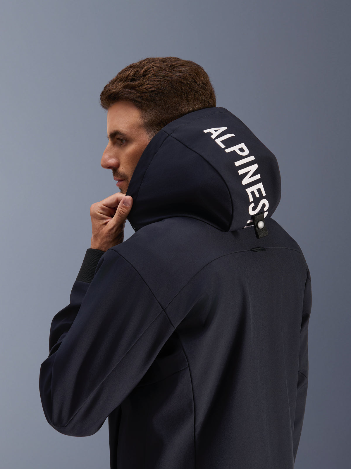 Alpinestars Radium Tech Hoodie, casaco de moto urbano para homem, preto e branco, logótipo no capuz e material corta-vento 3L.