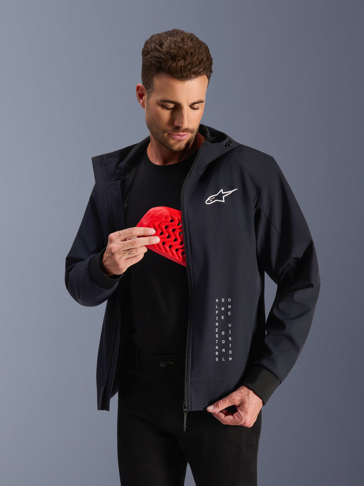 Alpinestars Hoodie Radium Tech, casaco de moto urbano para homem, preto, com inserção de proteção Nucleon Flex Plus vermelha e logótipo Astars branco