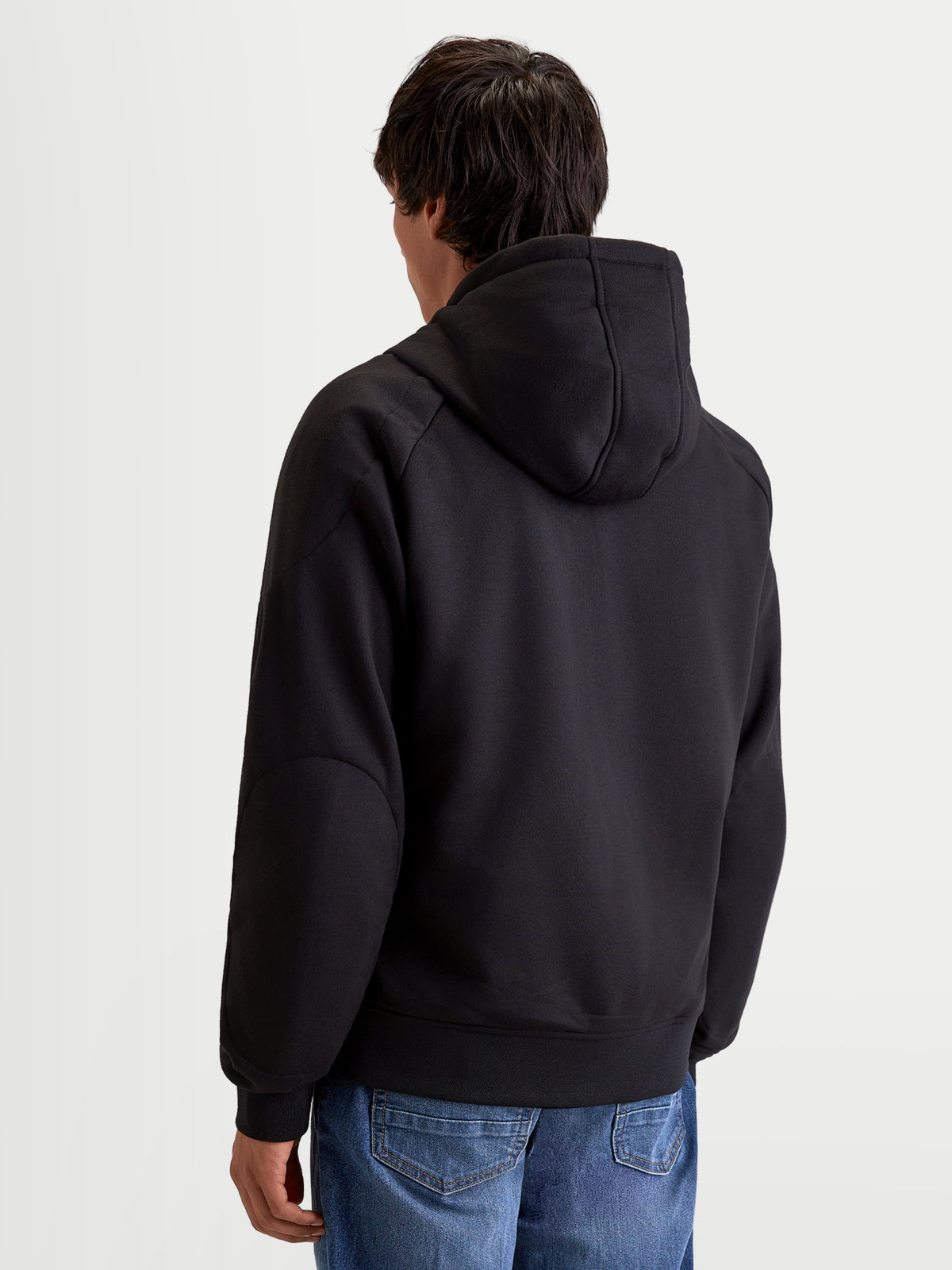 Alpinestars Ageless Hoodie, casaco com capuz de moto urbano para homem, preto, vista traseira num modelo a mostrar a construção em tecido casual e o capuz fixo
