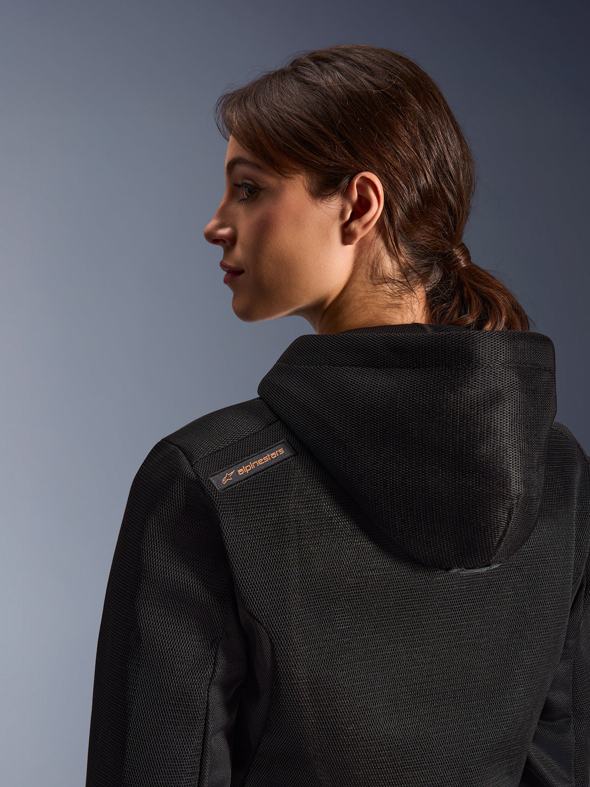 Alpinestars Stella Chrome Superairflow Hoodie, hoodie de motociclismo para mulher, preto com detalhe de logótipo em cobre, grande plano da construção em malha 3D nas costas e no ombro, equipamento de proteção técnico para condução desportiva urbana