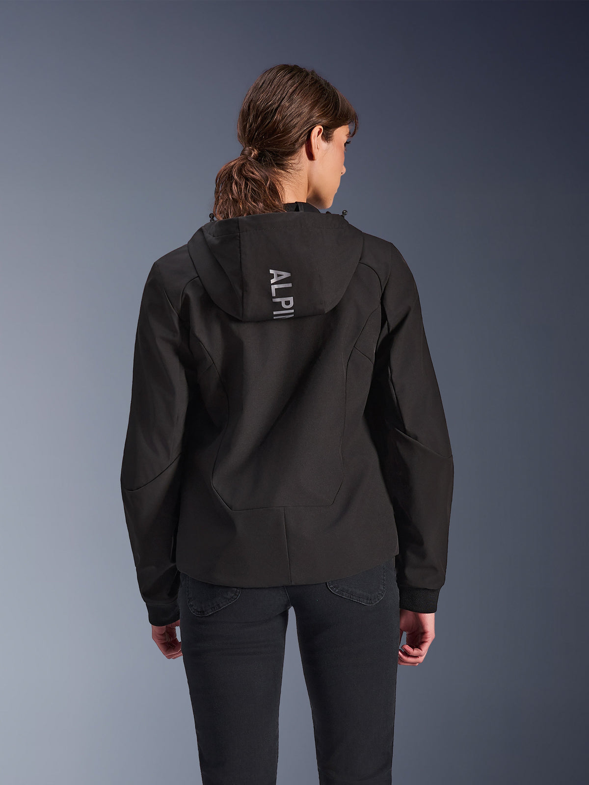Alpinestars Stella Radium Tech Hoodie, hoodie de motociclismo urbano para mulher em preto, vista traseira mostrando o capuz com marca Alpinestars prateada vertical, camada exterior de 3 camadas corta-vento leve, corte atlético moderno