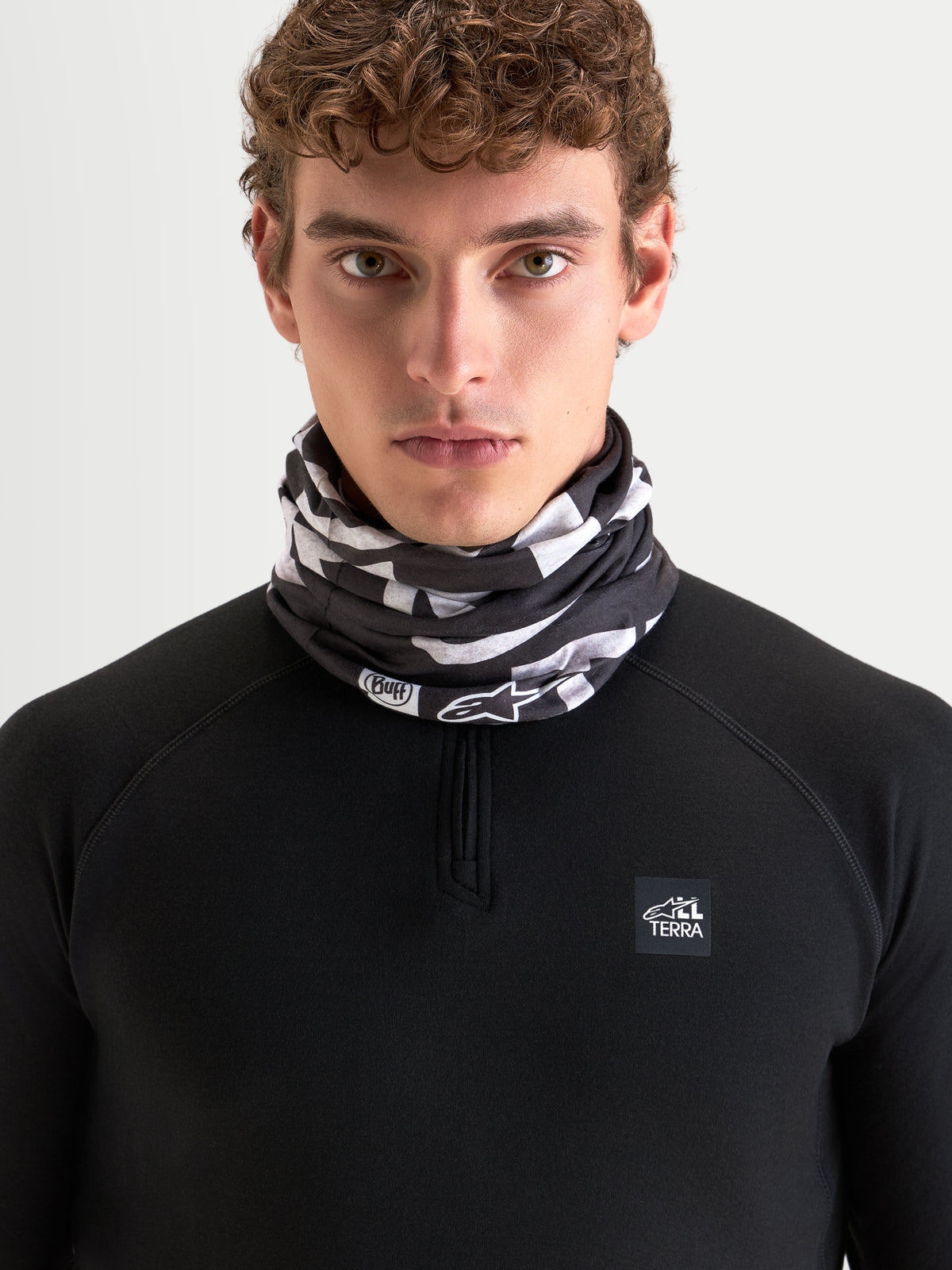 Alpinestars Buff All Terra Primaloft Neck Tube, gola térmica de moto para clima frio num modelo, padrão preto e cinzento, construção leve em tecido com isolamento PrimaLoft
