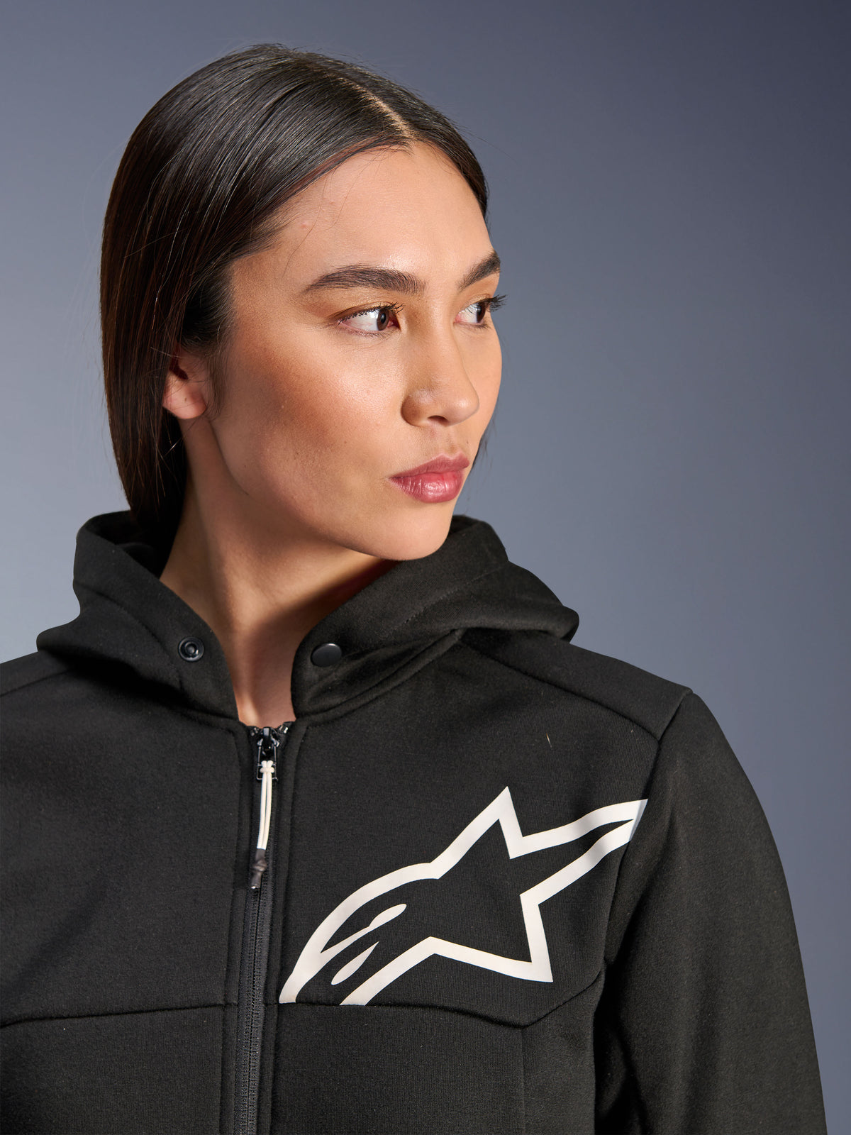 Alpinestars Stella Chrome V2 Sport Hoodie, preto com logótipo Astars branco, hoodie de motociclismo para mulher, material tech fleece, com fecho de correr frontal e botões de pressão na gola do capuz, equipamento de condução urbana casual