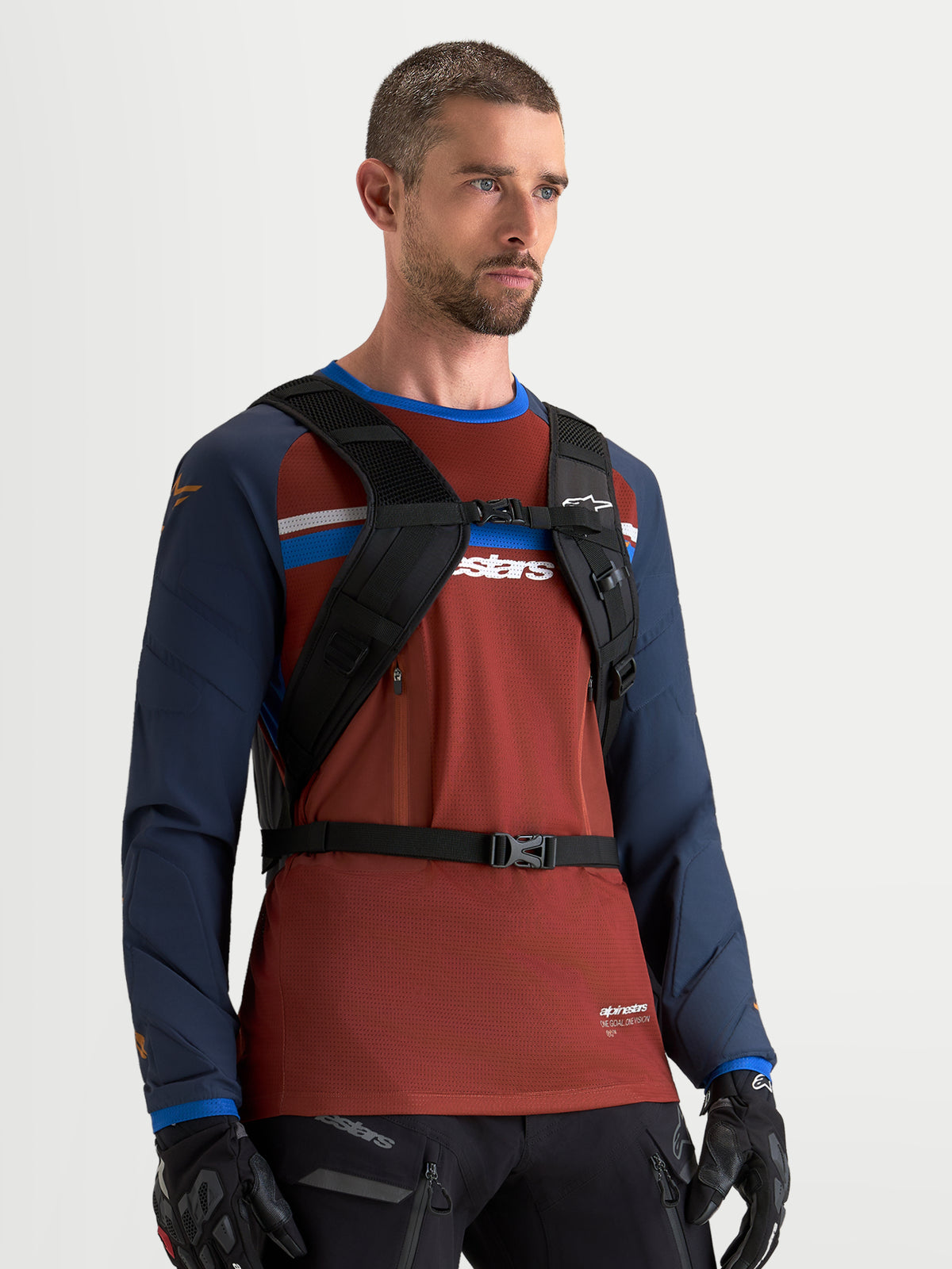 Alpinestars Mochila AT-9, mochila de motocross preta, com o sistema de alças de ombro almofadadas e correia de peito num modelo masculino