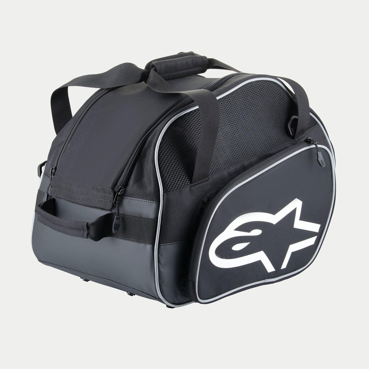 Alpinestars Flow V3 Helmet Bag, bolsa de proteção para capacetes integrais, preta e branca, com um logótipo branco grande na lateral, painéis de ventilação em malha e pegas reforçadas, design em poliéster durável para equipamento de competição