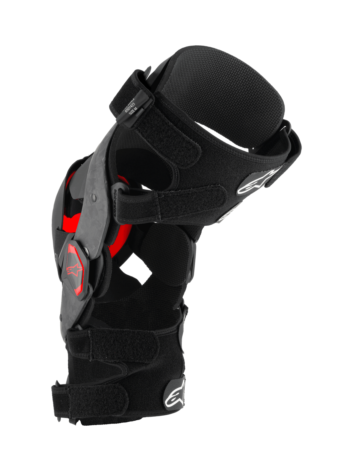 Joelheira Alpinestars Supertech RK-10 Plasma, protetor de joelho de motocross, preto e vermelho, vista lateral de perfil mostrando a estrutura em fibra de carbono forjada, correias ajustáveis e inserções Nucleon PLASMA vermelhas, equipamento de proteção para corridas todo-o-terreno