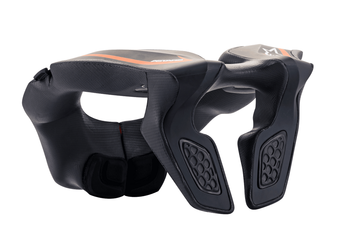 Alpinestars Youth Neck Support, protetor de pescoço para motocross, preto com detalhes cor de laranja e logótipo branco, estrutura em polímero injetado com acolchoamento em espuma EVA, concebido para a segurança de jovens pilotos em corridas fora de estrada