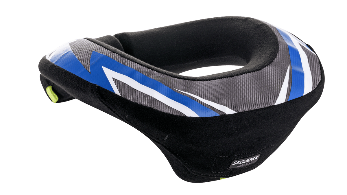 Alpinestars Youth Sequence Neck Roll, protetor de pescoço, preto, antracite e azul, design ergonómico com uma cauda estendida para estabilidade, painéis texturizados cinzentos com detalhes gráficos em azul e branco, forro interno preto macio, concebido para a segurança de jovens em motocross e karting