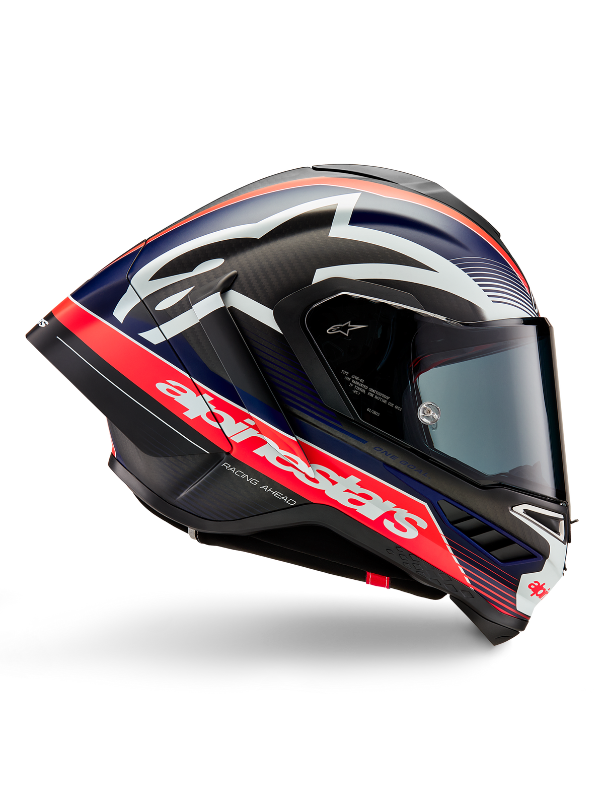 Capacete Alpinestars Supertech R10 Team, capacete de motociclismo de corrida, carbono preto com detalhes em vermelho fluo e azul mate, marca Alpinestars em branco de grandes dimensões, design aerodinâmico com spoilers integrados, viseira transparente, textura de fibra de carbono visível, perfil de corrida elegante