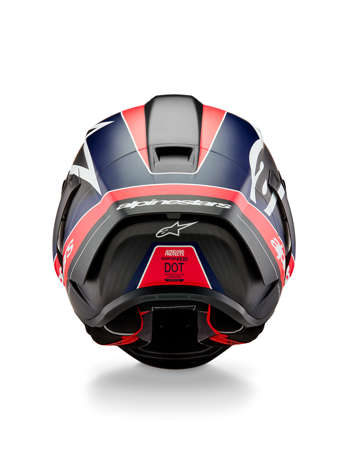 Capacete Alpinestars Supertech R10 Team, vista traseira, em carbono preto com detalhes em vermelho fluo e azul mate, com spoiler aerodinâmico, logótipo Alpinestars em branco e etiqueta de certificação DOT, equipamento profissional de desportos motorizados