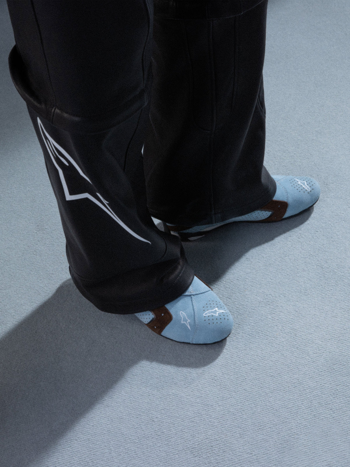 Alpinestars RSRV Starline Shoes, sapatos casuais de couro perfurado, azul claro com detalhes castanhos, logótipo branco, estilo urbano premium inspirado no motorsport