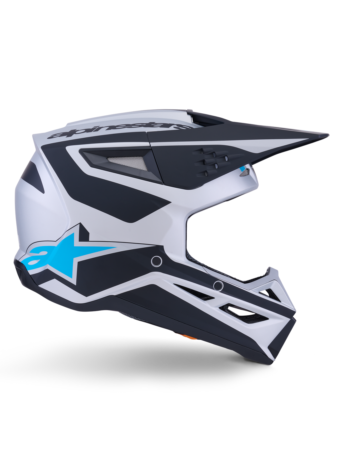 Capacete Alpinestars S-M3 Heat ECE 22.06, capacete de motocross, prateado, azul e preto mate, vista lateral com gráficos pretos arrojados, logótipo A-star azul brilhante, viseira aerodinâmica preta e múltiplas aberturas de ventilação para performance em todo-o-terreno