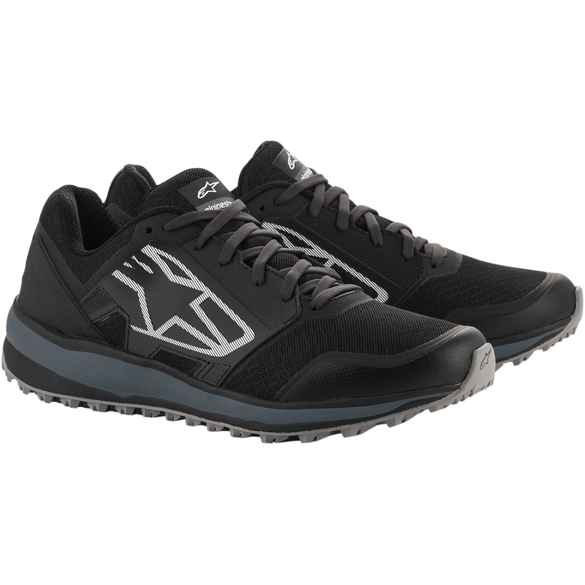 Sapatos Alpinestars Meta Trail, sapatos de corrida de alto desempenho, pretos e cinzento escuro, grande logótipo Astars branco às riscas na lateral, design com atacadores e sola cinzenta robusta, concebidos para conforto durante todo o dia no paddock