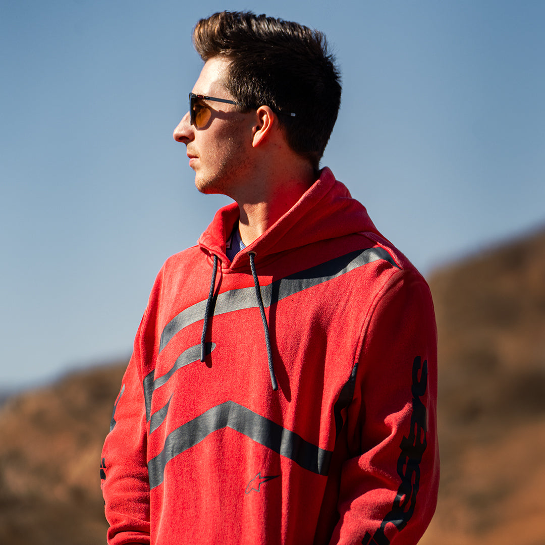Hoodie Alpinestars Unbound, malha de lã tingida vermelha, com logótipo preto extra grande no peito e marca nominativa Alpinestars nas mangas, capuz com cordão, streetwear casual inspirado no desporto motorizado