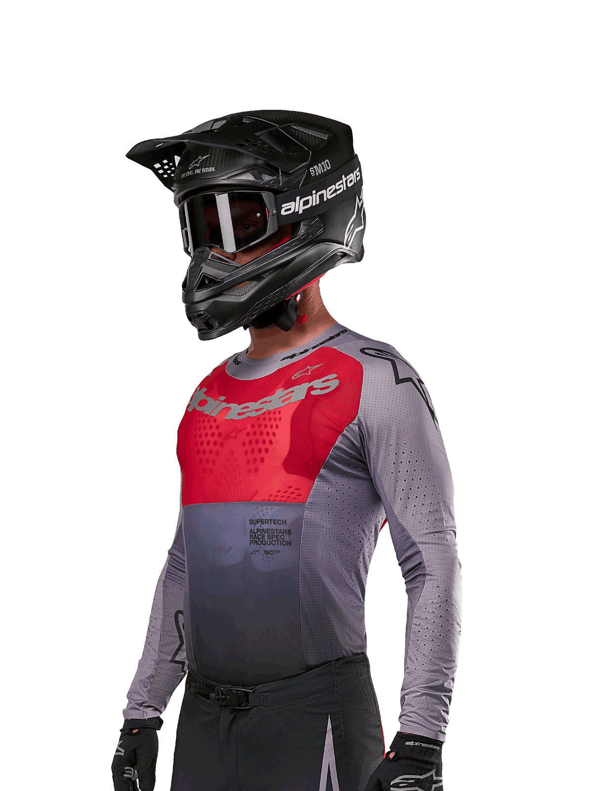 Alpinestars 2024 Supertech Dade Jersey, camisola de motocross, vermelha Iron Red Berry e cinzenta, manga comprida com perfurações cortadas a laser, usada por um piloto com capacete preto e luvas pretas, corte de corrida atlético profissional