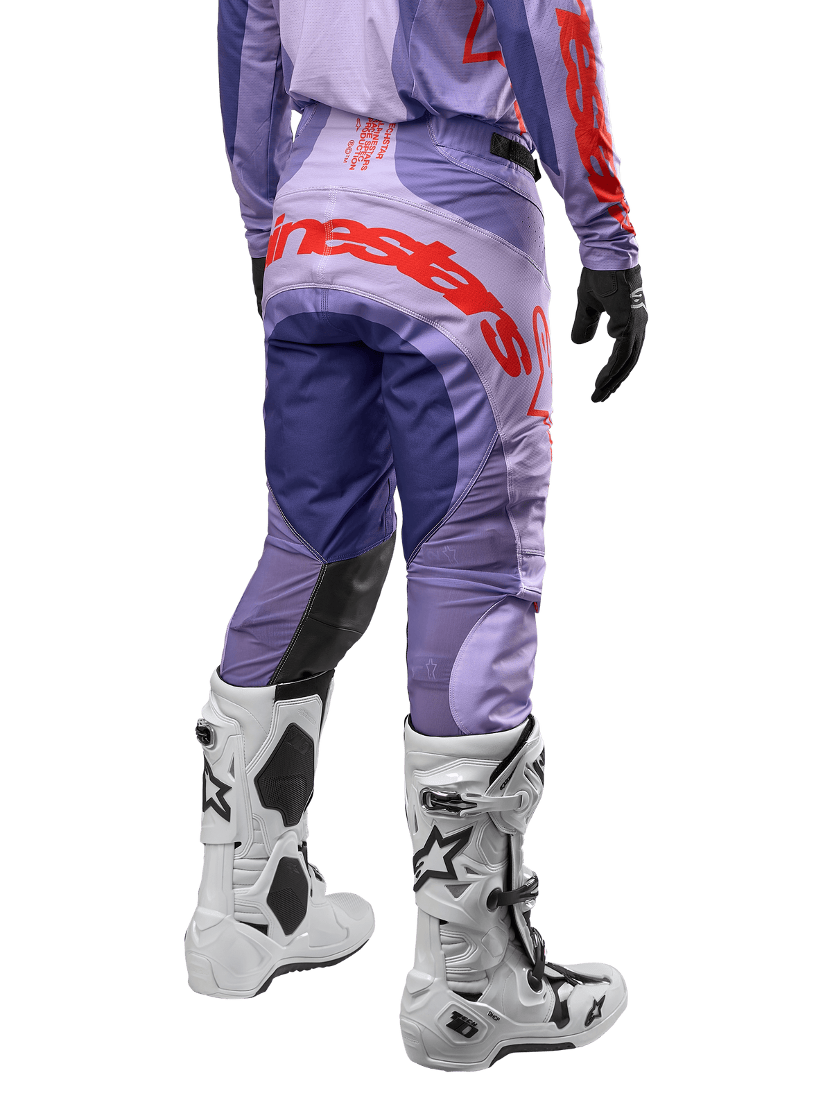 Alpinestars 2024 Techstar Ocuri Pants, calças de motocross, roxas e laranja vibrante, vista traseira com logótipo grande, combinadas com botas de motocross brancas e luvas pretas, equipamento de proteção resistente