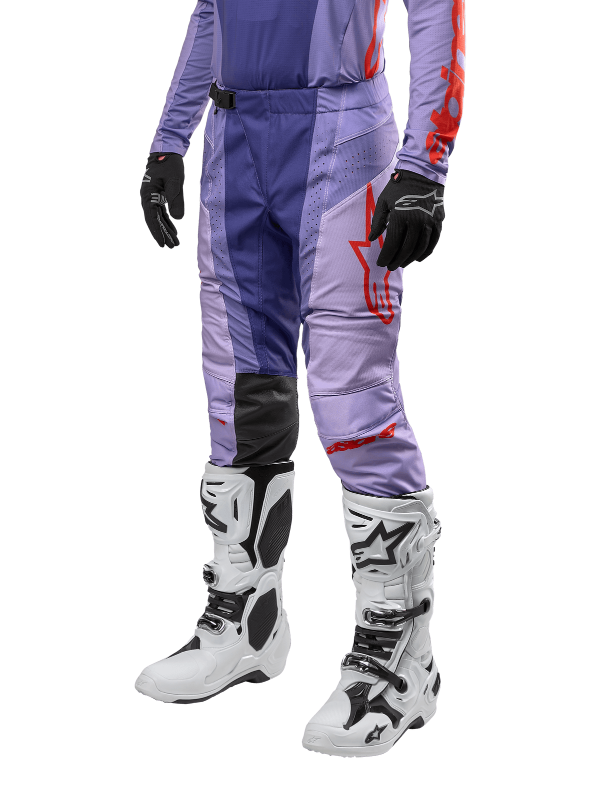 Alpinestars 2024 Techstar Ocuri Pants, calças de motocross roxas com detalhes em laranja vibrante e logótipo vermelho, combinadas com botas brancas e pretas, equipamento de proteção para todo-o-terreno