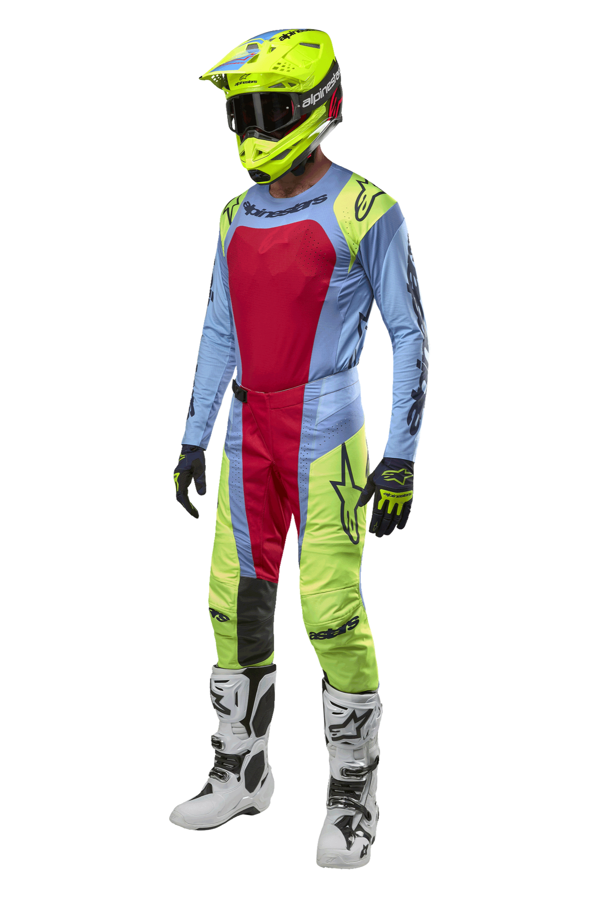 Piloto de motocross com calças Alpinestars 2024 Techstar Ocuri em azul claro, amarelo néon e vermelho berry, equipamento de corrida coordenado incluindo camisola a condizer, capacete amarelo néon e botas brancas, vista frontal de conjunto de competição todo-o-terreno