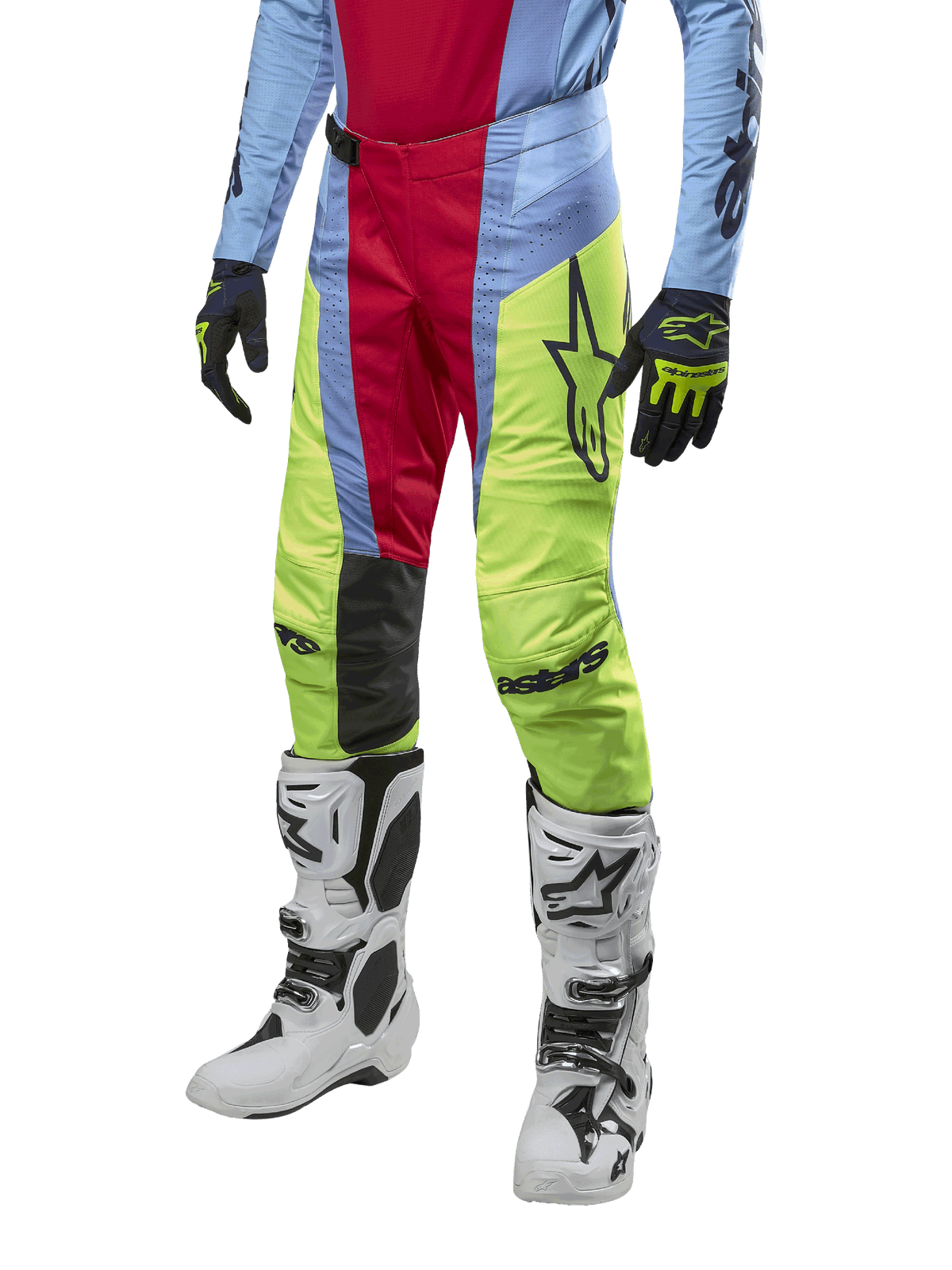 Alpinestars 2024 Techstar Ocuri Pants, calças de motocross, azul claro, vermelho berry e amarelo néon, usadas com equipamento a condizer e botas brancas, com a marca Astars em destaque e um corte de competição de alta performance.