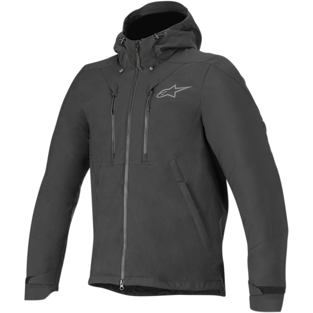 Alpinestars Domino Tech Jacket, casaco urbano de motociclismo, preto, com capuz fixo e cordões de ajuste, fecho central frontal, dois fechos verticais no peito, punhos ajustáveis, logótipo Astar cinzento discreto no lado esquerdo do peito, design técnico em softshell para condução em estrada