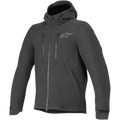 Alpinestars Domino Tech Jacket, casaco urbano de motociclismo, preto, com capuz fixo e cordões de ajuste, fecho central frontal, dois fechos verticais no peito, punhos ajustáveis, logótipo Astar cinzento discreto no lado esquerdo do peito, design técnico em softshell para condução em estrada