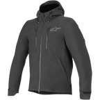 Alpinestars Domino Tech Jacket, casaco urbano de motociclismo, preto, com capuz fixo e cordões de ajuste, fecho central frontal, dois fechos verticais no peito, punhos ajustáveis, logótipo Astar cinzento discreto no lado esquerdo do peito, design técnico em softshell para condução em estrada
