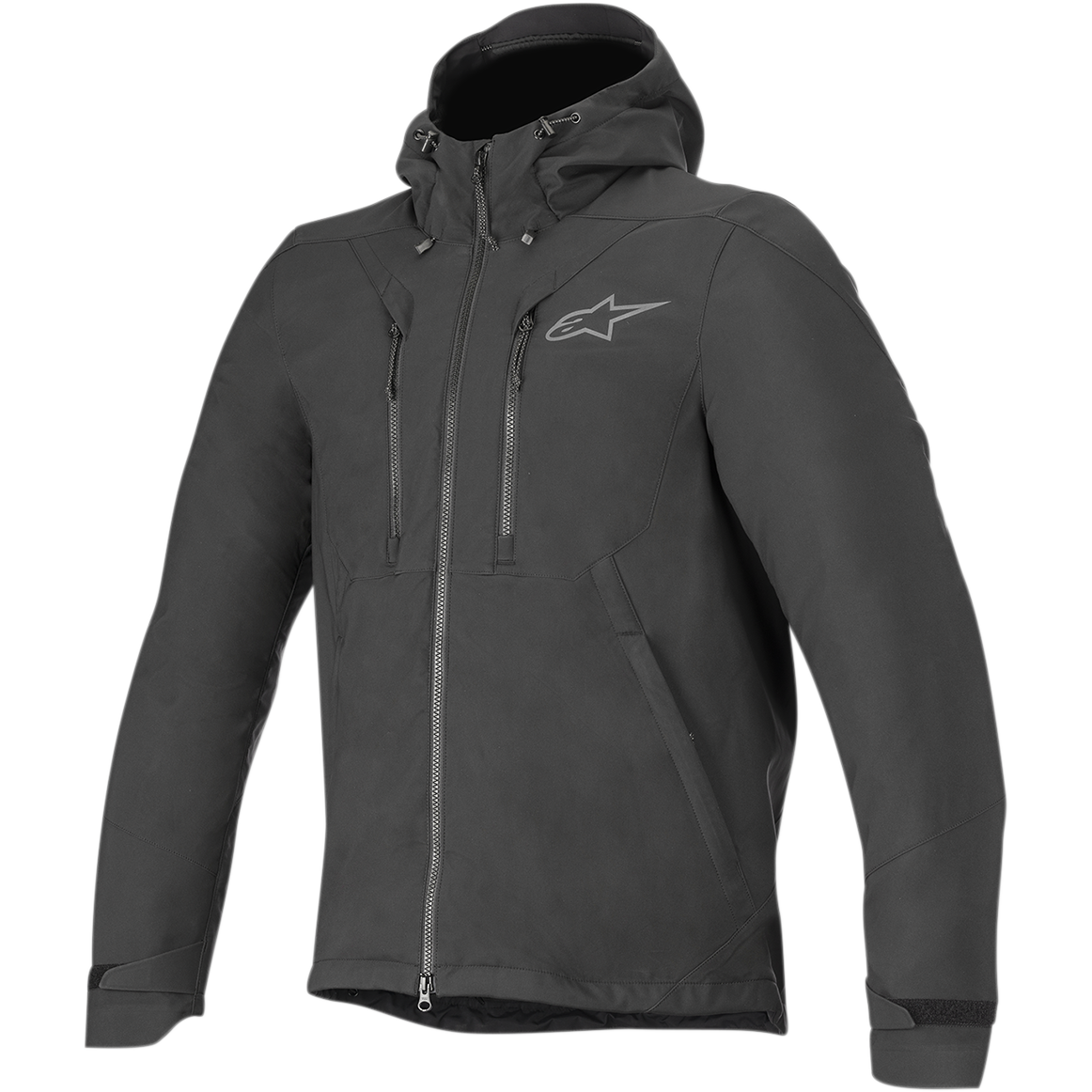 Alpinestars Domino Tech Jacket, casaco urbano de motociclismo, preto, com capuz fixo e cordões de ajuste, fecho central frontal, dois fechos verticais no peito, punhos ajustáveis, logótipo Astar cinzento discreto no lado esquerdo do peito, design técnico em softshell para condução em estrada