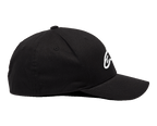 Chapéu Alpinestars Ageless Curve, preto e branco, perfil lateral mostrando a pala curva e o logótipo bordado em 3D branco, roupa desportiva casual