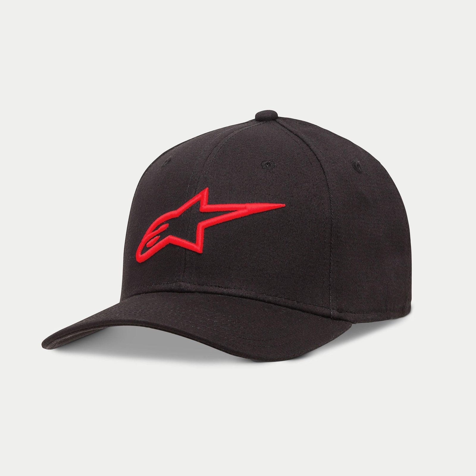 Alpinestars Ageless Curve Hat, boné de basebol preto e vermelho, com logótipo vermelho bordado em 3D em relevo na frente, pala curva em tecido de sarja, acessório de cabeça casual inspirado no desporto motorizado