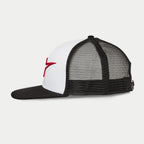 Boné Alpinestars Corp Trucker, vista lateral, branco e preto, logótipo bordado em 3D vermelho na lateral, traseira em malha preta com pala reta preta, coroa estruturada para vestuário desportivo casual