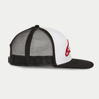 Alpinestars Corp Trucker Hat, branco e preto, perfil lateral com painel frontal branco e logótipo bordado em 3D vermelho, pala plana preta e parte traseira em malha, streetwear casual de motorsport