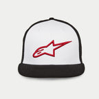 Alpinestars Corp Trucker Hat, boné trucker de pala reta com coroa estruturada, painel frontal branco com parte traseira em malha preta e pala preta, logótipo Alpinestars bordado em 3D a vermelho, acessório casual para desportos motorizados