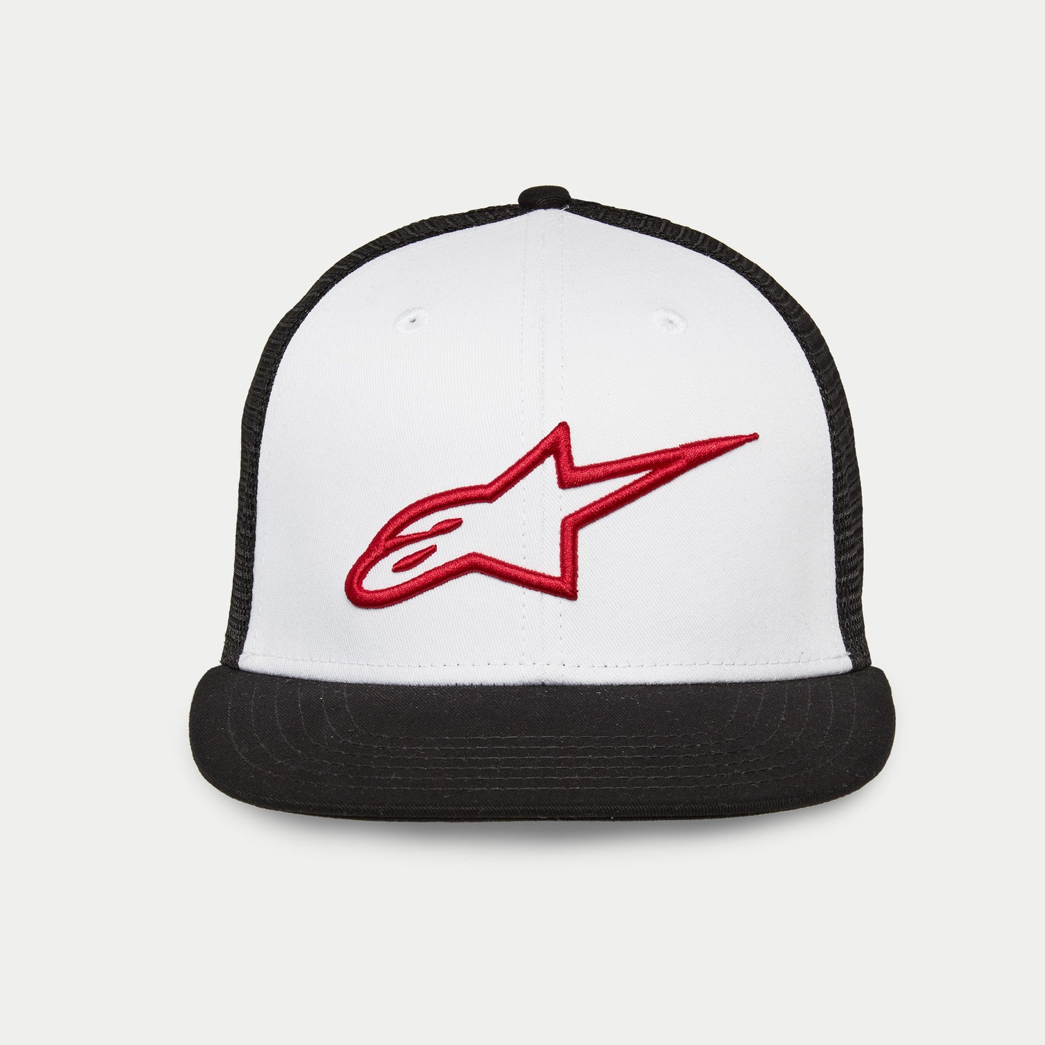 Alpinestars Corp Trucker Hat, boné trucker de pala reta com coroa estruturada, painel frontal branco com parte traseira em malha preta e pala preta, logótipo Alpinestars bordado em 3D a vermelho, acessório casual para desportos motorizados