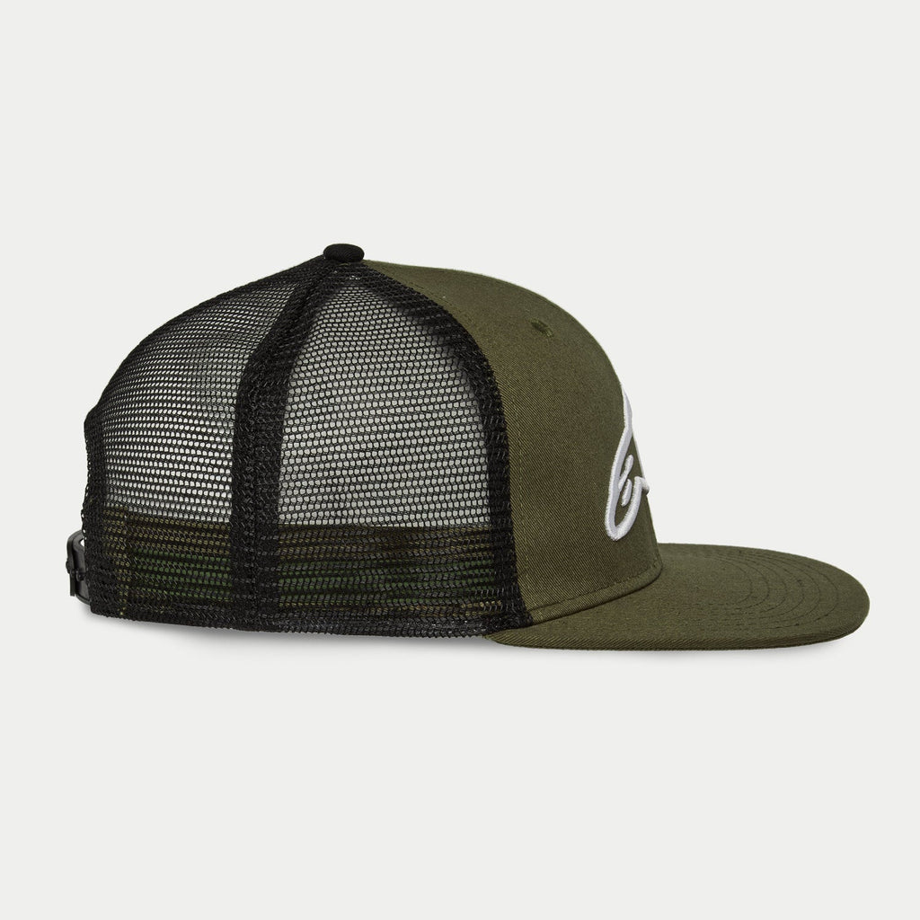 Alpinestars Corp Trucker Hat, Military Black, vista de perfil lateral, boné trucker de aba reta, coroa estruturada em verde tropa com logótipo branco bordado em 3D, painéis traseiros em malha preta, fecho de pressão ajustável