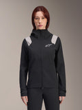 Alpinestars Stella A-Dura Rain Jacket, casaco de chuva de ciclismo feminino, preto com painéis cinzento-claro nos ombros, casaco técnico com capuz e logótipo branco no peito, punhos ajustáveis com Velcro, equipamento profissional para MTB e condução em tempo de chuva