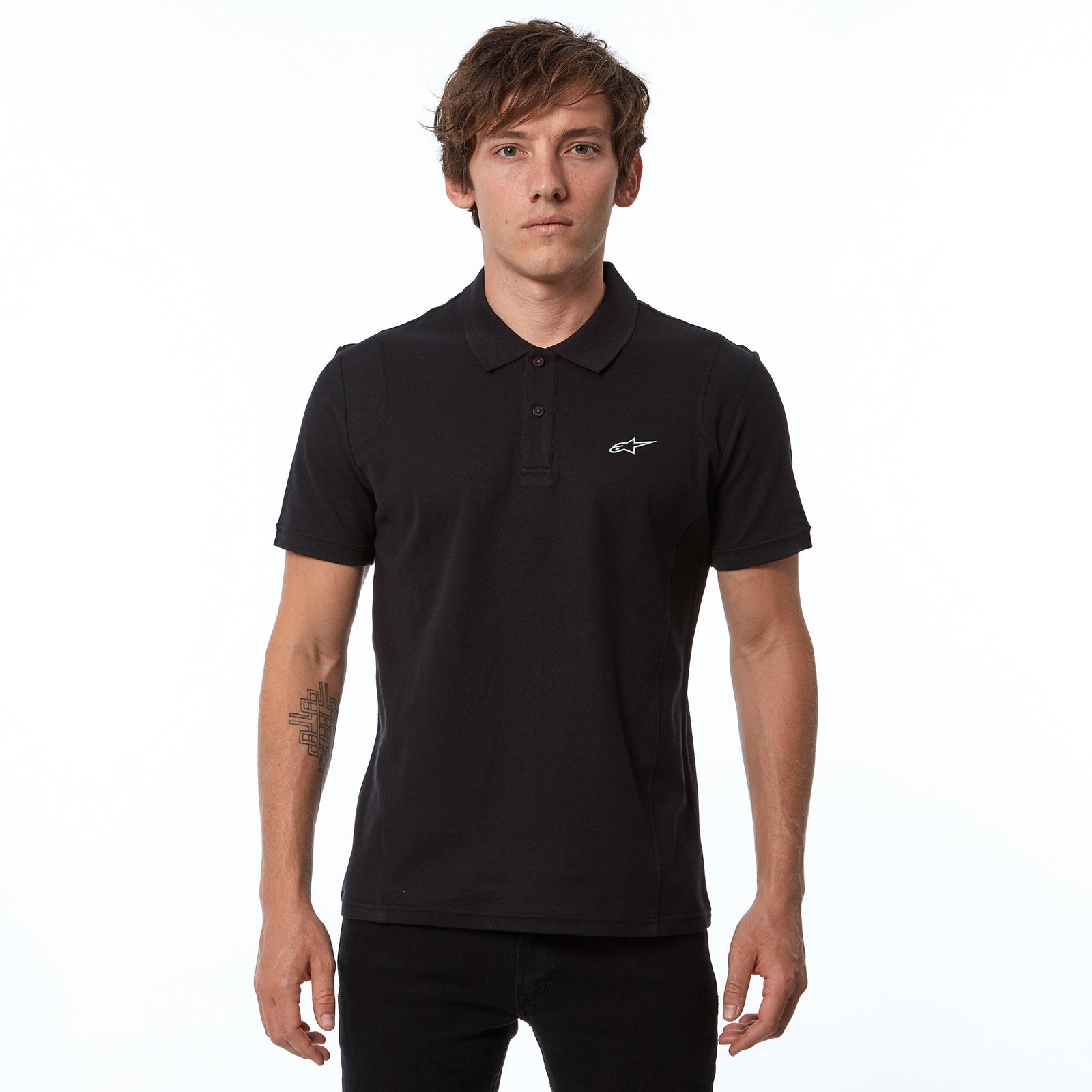 Alpinestars Capital Polo T-Shirt, preta, polo de piquê de manga curta com logótipo branco no peito, carcela de 2 botões, gola e punhos canelados, vestuário casual de estilo de vida motorsport