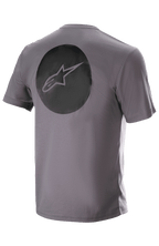 Alpinestars Dot Tech Tee, manga curta, cinzento Sparrow, vista traseira com um grande gráfico circular preto com o logótipo da estrela Alpinestars, vestuário técnico de MTB com absorção de humidade