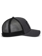Boné Alpinestars Flag Snapback, cinzento mesclado e preto, vista de perfil com aba curva, painel frontal estruturado em sarja com remendo merrow e parte traseira em malha de poliéster respirável.