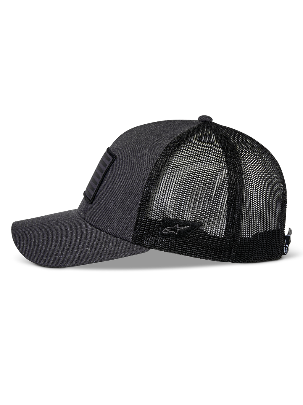 Alpinestars Flag Snapback Hat, boné cinzento antracite mesclado e preto, vista lateral de perfil, pala curva com coroa estruturada, frente em sarja e malha de poliéster preta na parte de trás, pequeno logótipo Astars na lateral, acessório casual de desportos motorizados