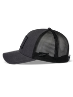 Alpinestars Flag Snapback Hat, boné cinzento antracite mesclado e preto, vista lateral de perfil, pala curva com coroa estruturada, frente em sarja e malha de poliéster preta na parte de trás, pequeno logótipo Astars na lateral, acessório casual de desportos motorizados