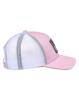 Boné Alpinestars Flag Snapback, rosa e branco, vista lateral mostrando a frente em sarja rosa e a parte traseira em malha branca, pala curva, copa estruturada, remendo preto com detalhes em branco e rosa, acessório casual inspirado no desporto motorizado