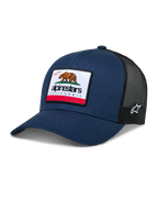 Alpinestars Cali 2.0 Hat, boné trucker azul marinho e preto, com um grande remendo do Urso da Califórnia e logótipo Alpinestars, pala curva, rede preta respirável na parte de trás, acessório casual de desportos motorizados