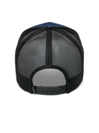 Boné Alpinestars Cali 2.0, azul marinho e preto, vista traseira mostrando a parte de trás em malha de poliéster respirável, fecho snapback preto ajustável e pequena etiqueta com logótipo, design casual de boné trucker