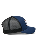 Boné Alpinestars Cali 2.0, azul-marinho com malha preta, vista de perfil lateral, boné trucker estruturado com pala curva e frente em sarja, parte traseira em malha respirável, acessório casual de desportos motorizados