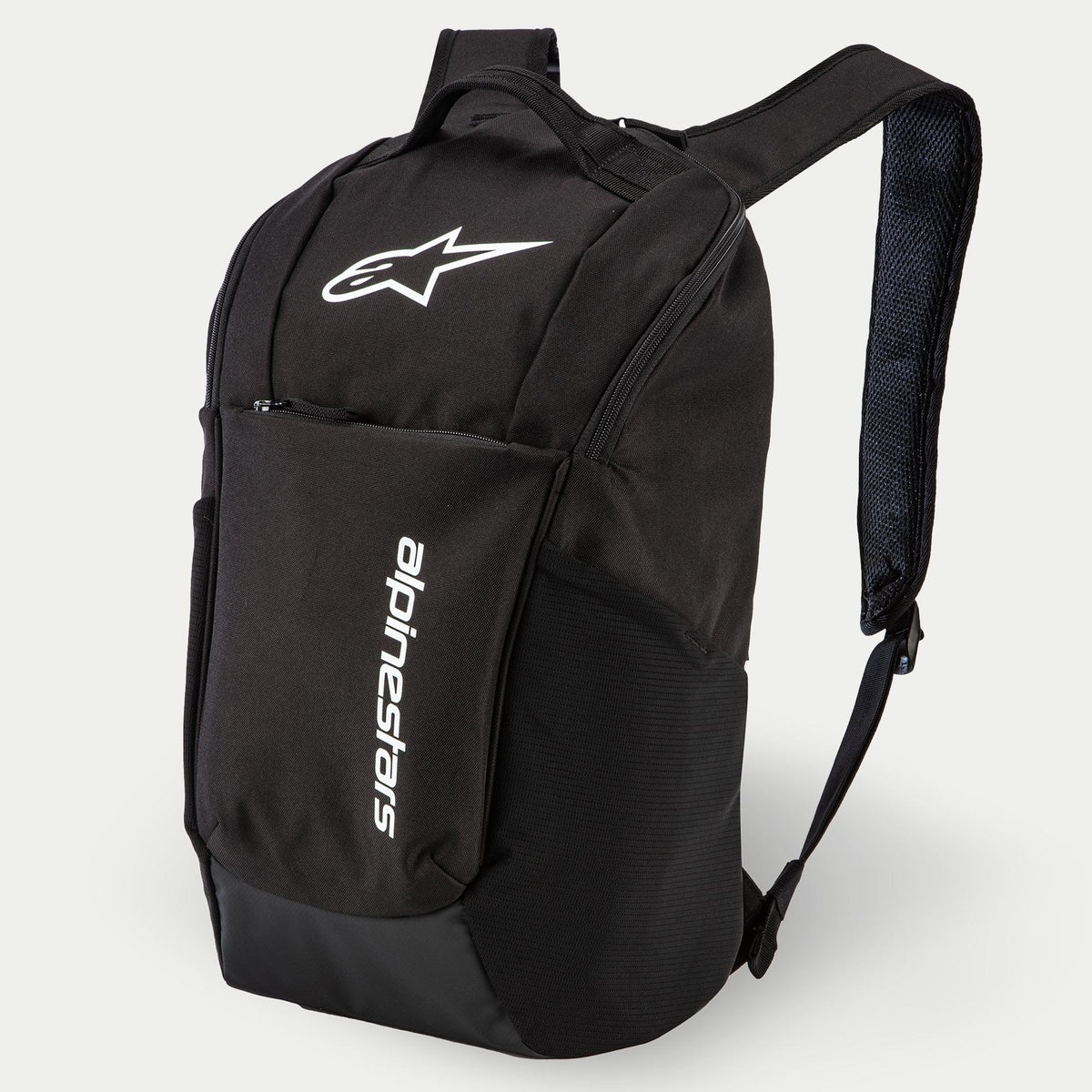 Mochila Alpinestars Defcon V2, mochila diária, preta, com logótipo impresso a branco e marca Alpinestars vertical, bolso frontal com fecho, bolsos laterais em malha e alças de ombro acolchoadas em malha de ar, construção durável em poliéster 600D