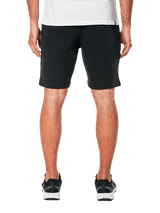 Alpinestars Dunker Short, calções de treino pretos em fleece, vista traseira num modelo, cintura elástica, logótipo Ageless no quadril, corte acima do joelho, estilo desportivo e casual.