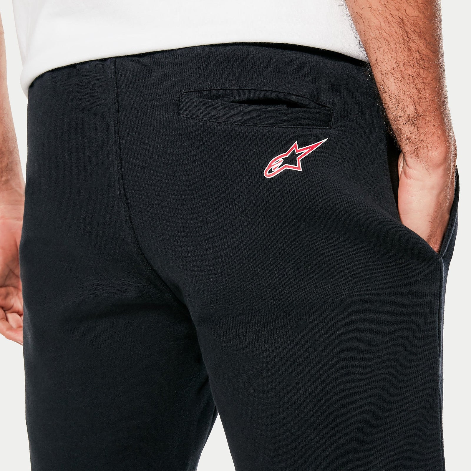 Alpinestars Dunker Short, calções de treino pretos em fleece, destaque para o bolso traseiro embutido e logótipo Ageless vermelho e branco na anca, vestuário casual e desportivo