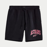 Alpinestars Dunker Short, calções de treino pretos em fleece, cintura elástica com cordão, logótipo "ASTARS" rosa com contorno branco e logótipo de estrela na perna, bolsos laterais, vestuário casual desportivo