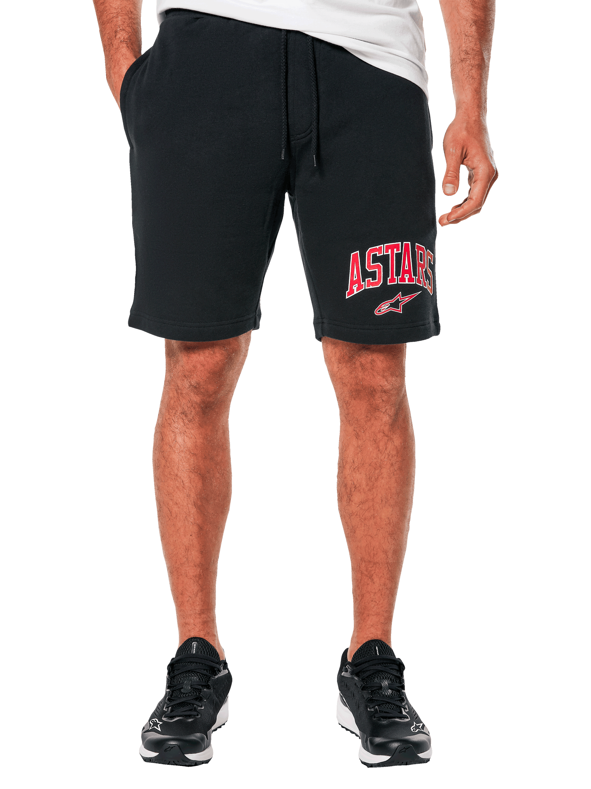 Alpinestars Dunker Short, calções de treino em fleece pretos, logótipo 'ASTARS' a vermelho e branco na perna esquerda, cintura elástica com cordão, bolsos laterais, vestuário desportivo e casual