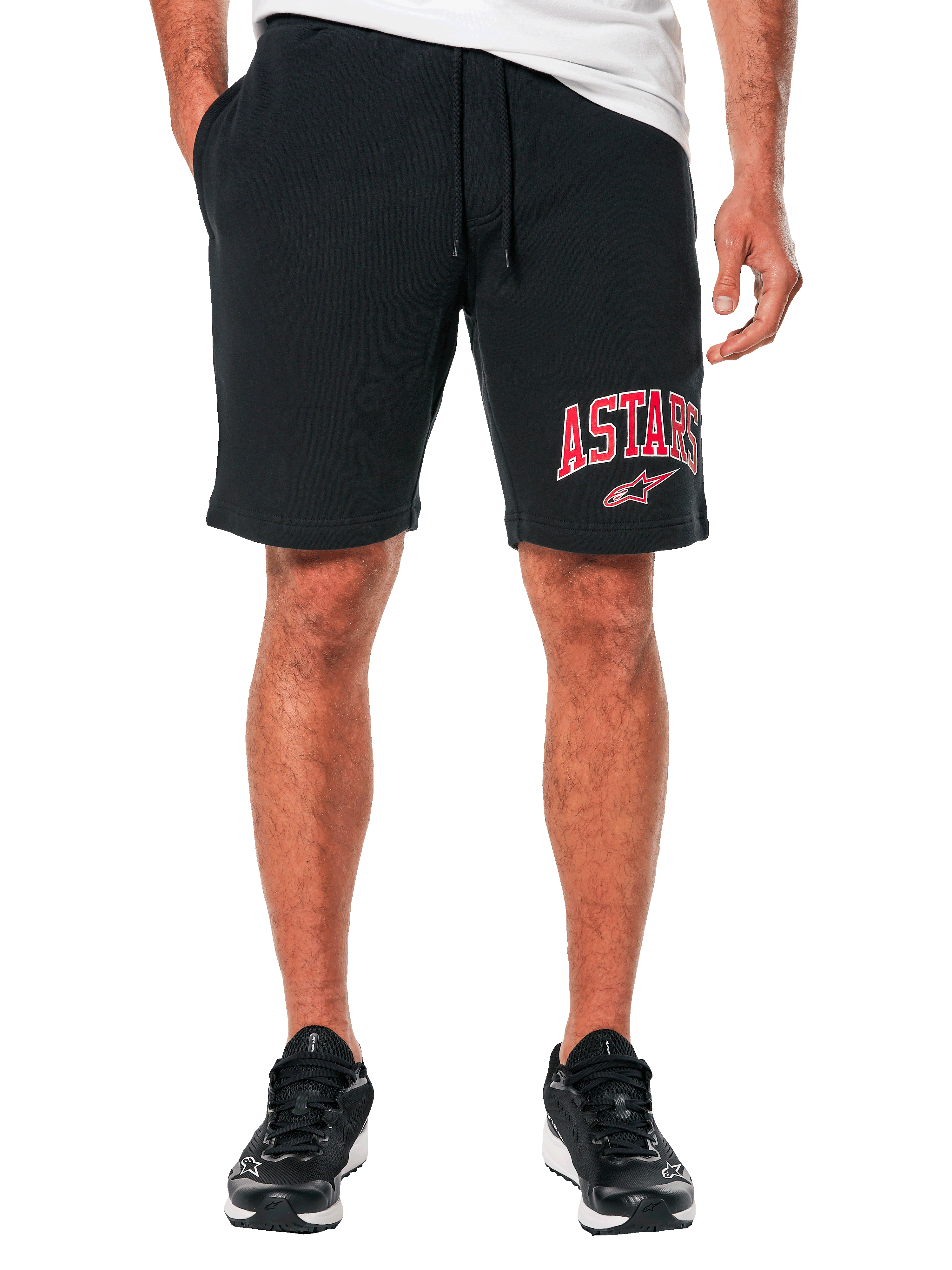 Alpinestars Dunker Short, calções de treino em fleece pretos, logótipo 'ASTARS' a vermelho e branco na perna esquerda, cintura elástica com cordão, bolsos laterais, vestuário desportivo e casual